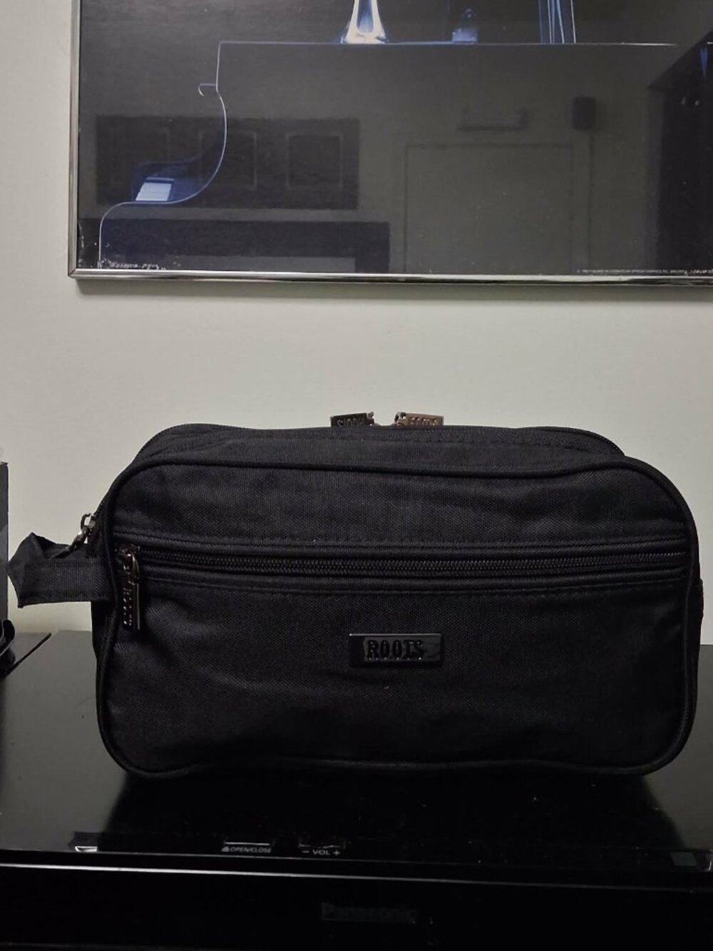 New Roots Black Nylon Double Compartment Travel Toiletry Bag Dopp Kit NWOT